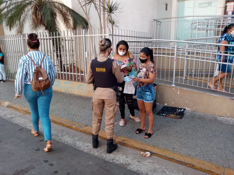 PM faz blitz educativa em Pará de Minas com o objetivo de prevenir sobre a violência contra a mulher