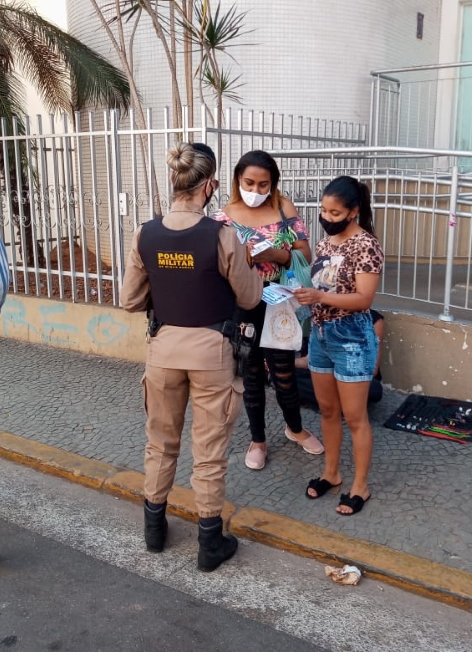 PM faz blitz educativa em Pará de Minas com o objetivo de prevenir sobre a violência contra a mulher
