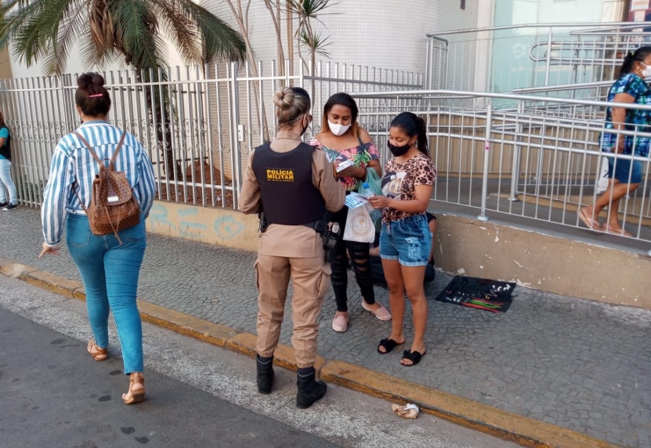 PM faz blitz educativa em Pará de Minas com o objetivo de prevenir sobre a violência contra a mulher