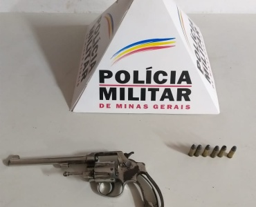 Rapaz tenta fugir da polícia, mas colide moto com uma viatura e acaba preso em Nova Serrana