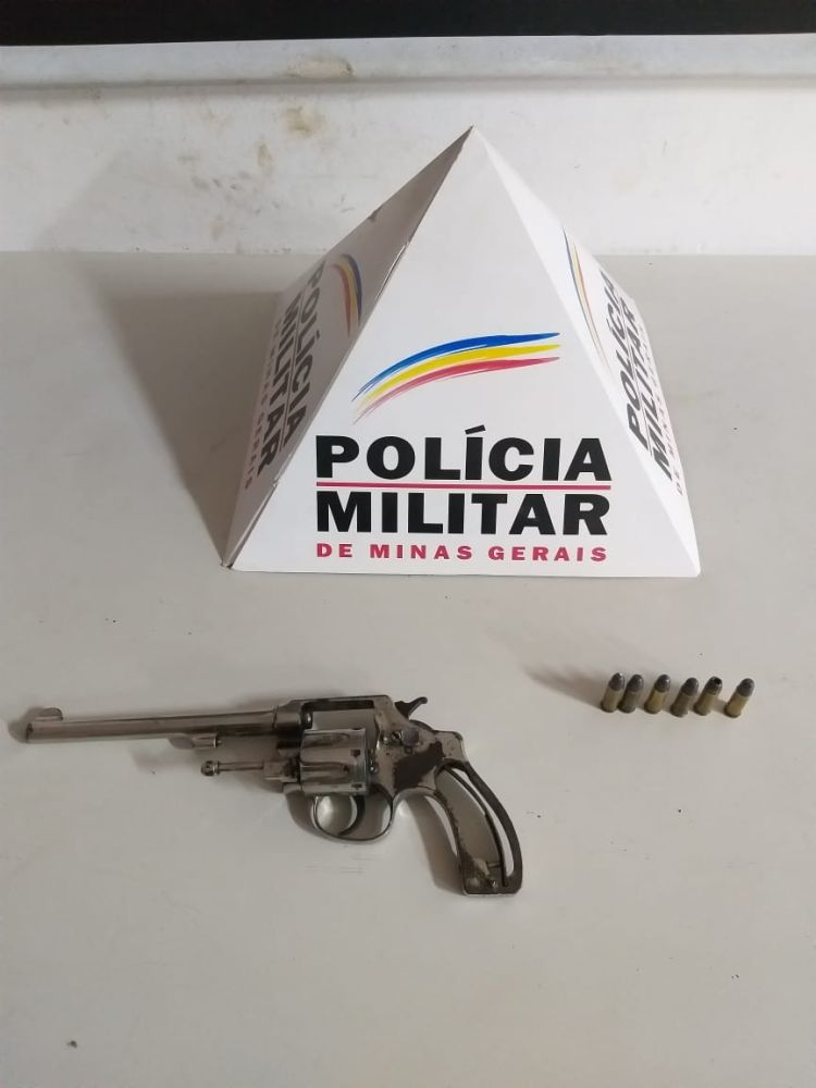 Rapaz tenta fugir da polícia, mas colide moto com uma viatura e acaba preso em Nova Serrana