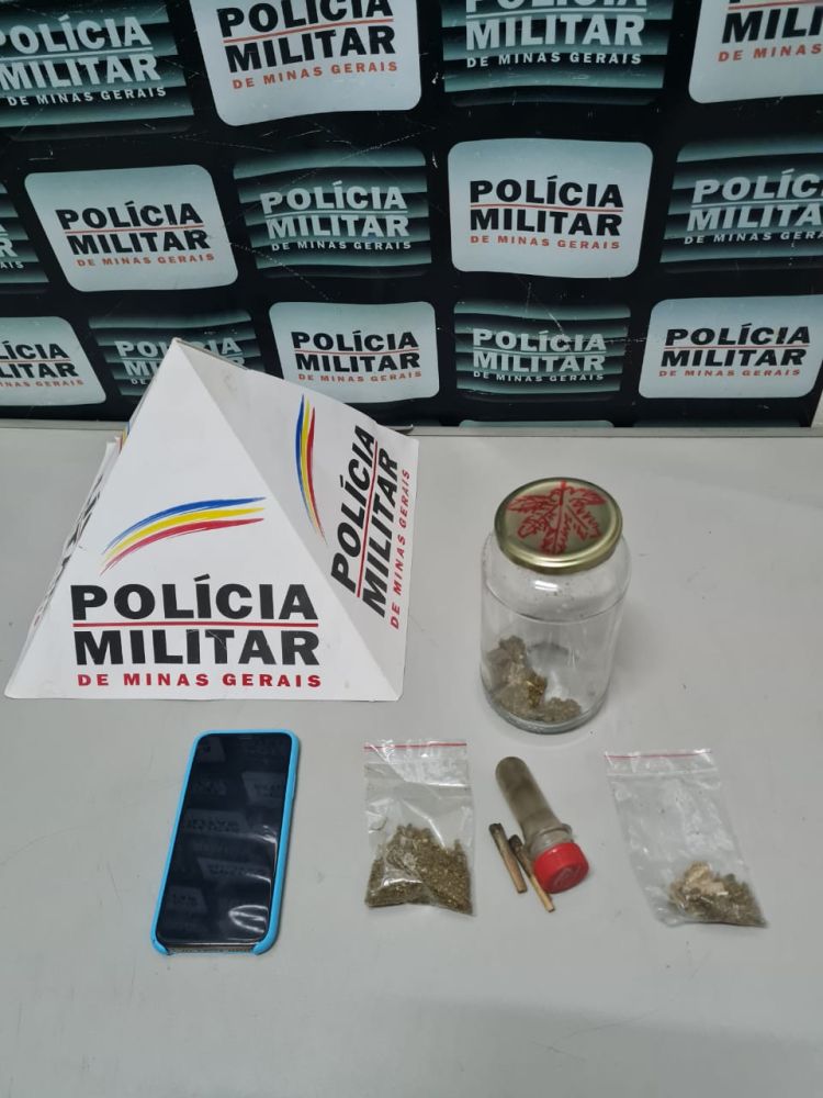 Polícia Militar prende suspeitos de tráfico de drogas no bairro Santo Antônio, em Pará de Minas