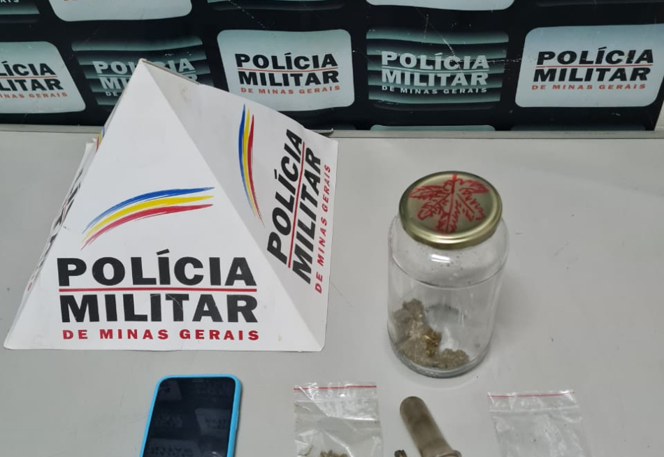 Polícia Militar prende suspeitos de tráfico de drogas no bairro Santo Antônio, em Pará de Minas
