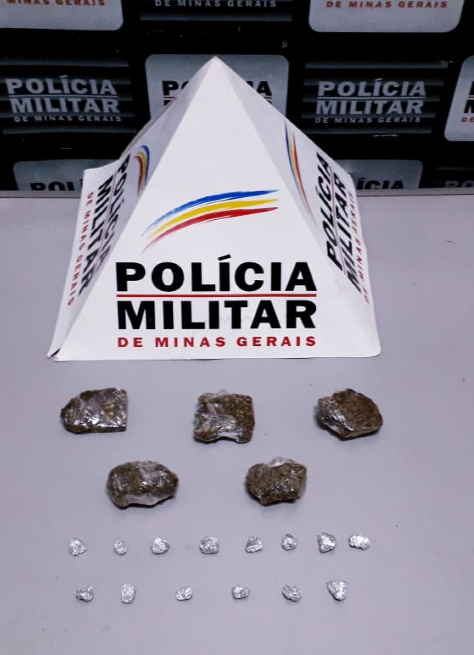 Um rapaz de 21 anos e um adolescente de 14 foram presos no bairro Cecília Meireles por tráfico de drogas e desacato à autoridade