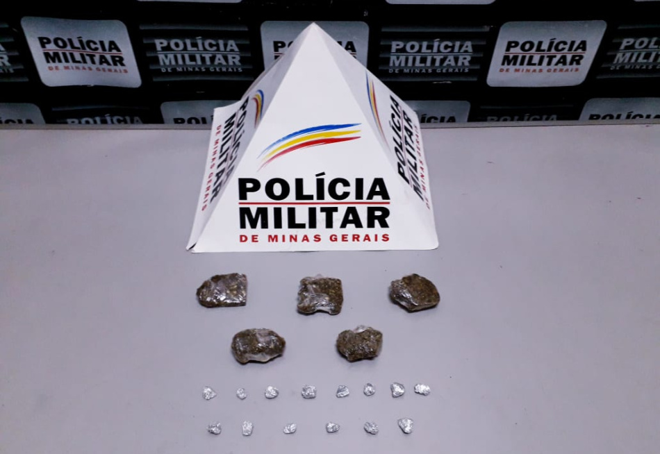 Um rapaz de 21 anos e um adolescente de 14 foram presos no bairro Cecília Meireles por tráfico de drogas e desacato à autoridade