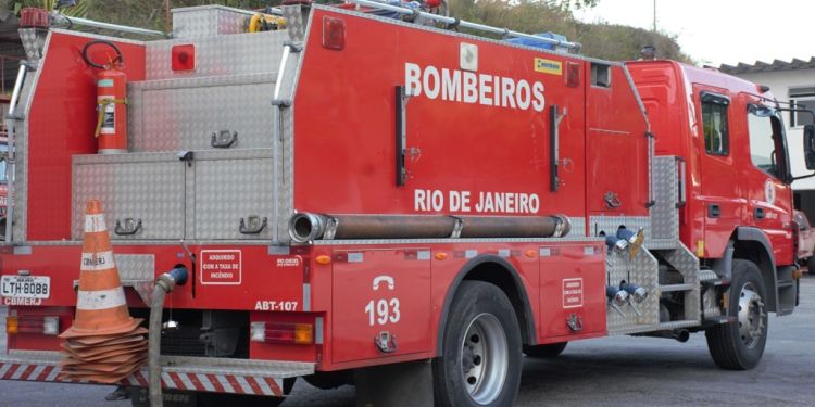 Prédio desaba no Rio de Janeiro e deixa feridos