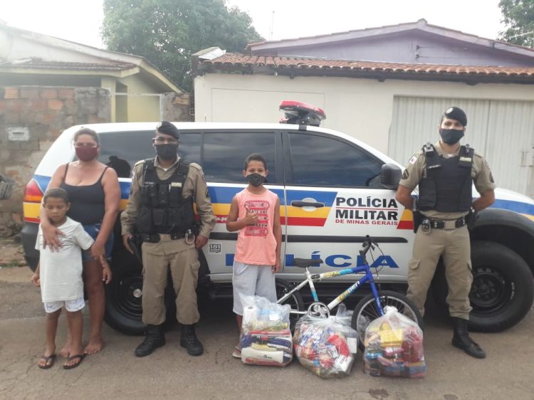 Militares presenteiam criança com uma bicicleta após receberem cartinha com pedidos para o Natal