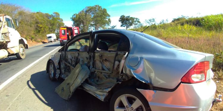 Colisão entre dois veículos deixa cinco pessoas feridas na BR 262, próximo ao Posto Jalé, em Nova Serrana