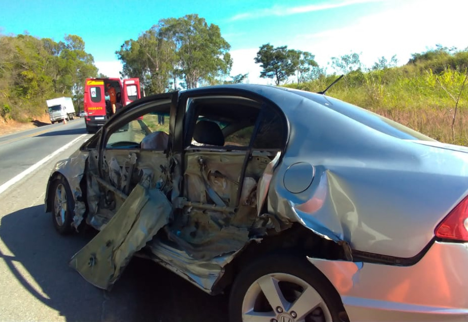 Colisão entre dois veículos deixa cinco pessoas feridas na BR 262, próximo ao Posto Jalé, em Nova Serrana