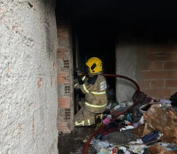 Incêndio em residência é controlado pelo corpo de Bombeiros de Pará de Minas.