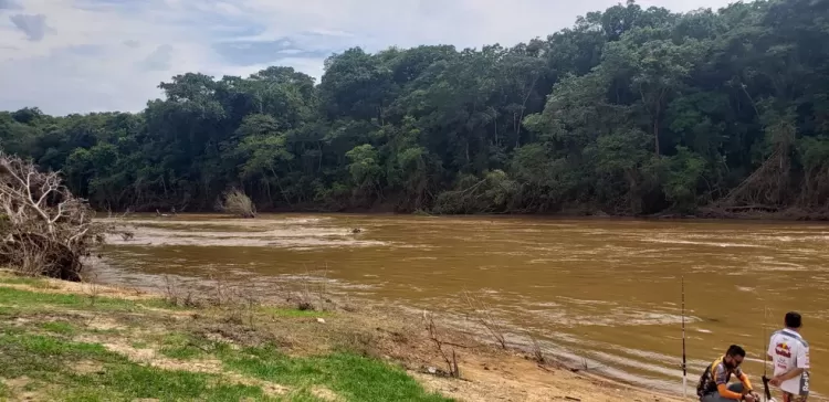 Corpo de jovem que se afogou no Rio Pará foi localizado nesta terça-feira pelo Corpo de Bombeiros