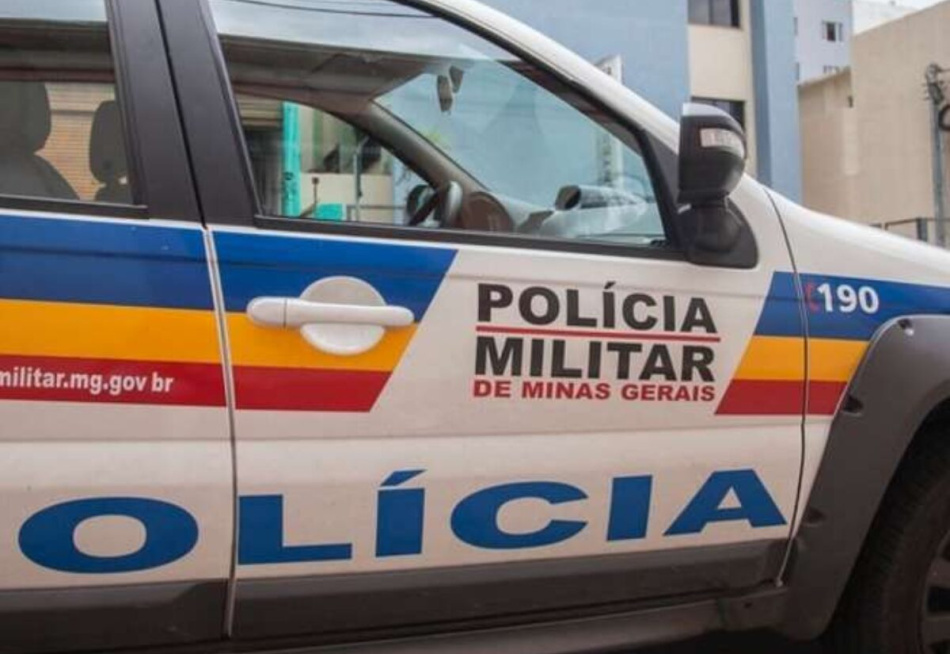 Após comparecer ao quartel da Polícia Militar com veículo irregular, foragido da Justiça acaba preso