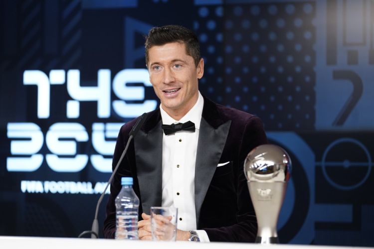 Lewandowski supera Cristiano Ronaldo e Messi e é eleito o melhor jogador do mundo da temporada 2019/2020