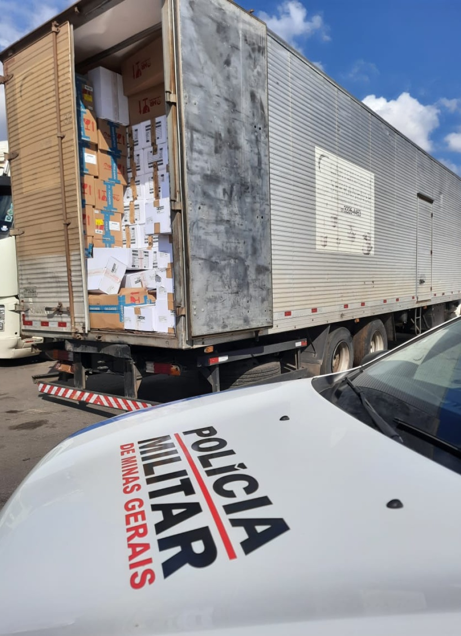 Caminhão baú carregado com uma carga de calçados é recuperado pela Polícia Militar próximo do povoado dos Guardas