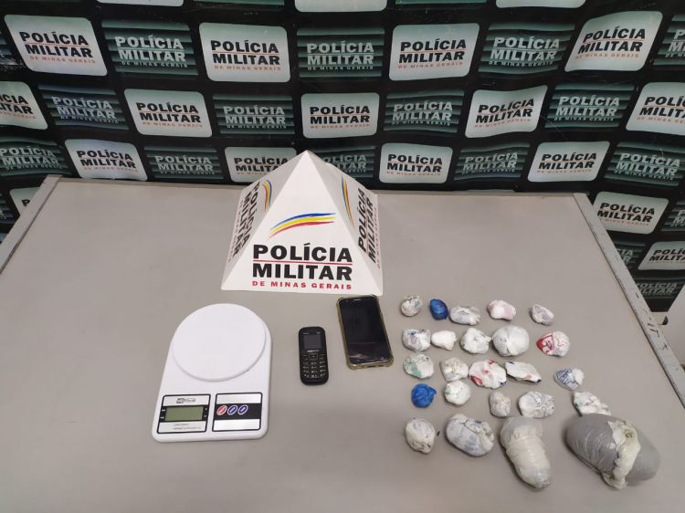 Polícia Militar apreendeu 24 buchas de maconha e balança de precisão no bairro Jardim das Piteiras