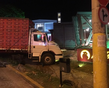 Motorista passa mal ao volante e caminhão invade estabelecimento na avenida Presidente Vargas