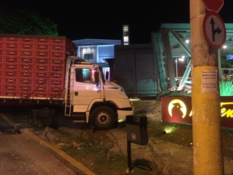 Motorista passa mal ao volante e caminhão invade estabelecimento na avenida Presidente Vargas