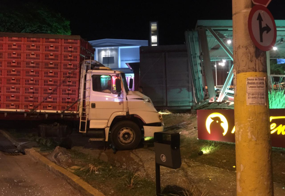 Motorista passa mal ao volante e caminhão invade estabelecimento na avenida Presidente Vargas