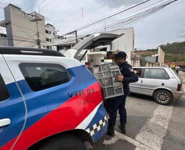 Homem é preso suspeito de ameaçar esposa e mantê-la trancada em veículo em Pará de Minas