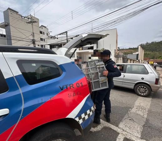 Homem é preso suspeito de ameaçar esposa e mantê-la trancada em veículo em Pará de Minas