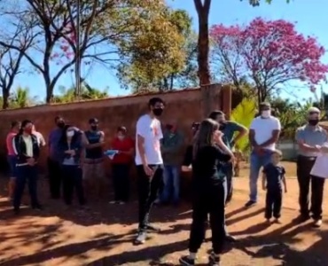 Moradores do bairro Barro Preto fazem manifestação e cobram promessas de melhorias feitas pela prefeitura