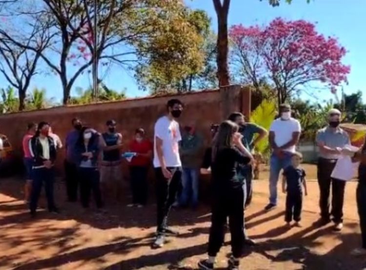 Moradores do bairro Barro Preto fazem manifestação e cobram promessas de melhorias feitas pela prefeitura