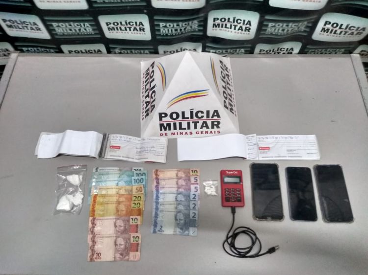 Polícia Militar prende dois suspeitos por tráfico e uso de drogas no bairro Santos Dumont