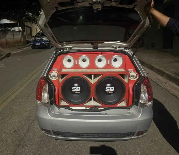 Fiscalização apreende veículo por som alto e irregularidades em Pará de Minas