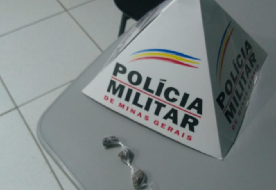 Dupla é presa na zona rural de Onça do Pitangui acusada de tráfico de drogas