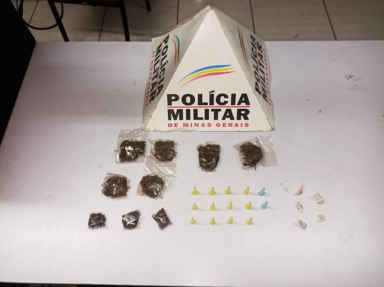 SUSPEITA DE TRÁFICO É CONDUZIDA COM DROGAS