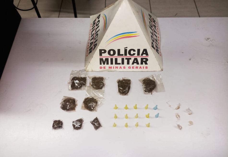 SUSPEITA DE TRÁFICO É CONDUZIDA COM DROGAS
