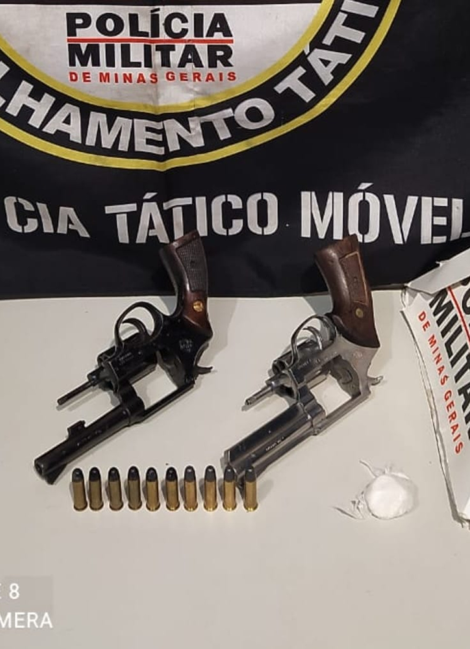 Trio é preso em Divinópolis acusado de porte ilegal de arma de fogo e tráfico de drogas