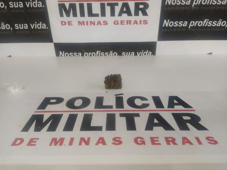 Homem é preso pela Polícia Militar em Luz acusado de tráfico de droga