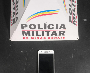 NOVA SERRANA/MG – POLÍCIA MILITAR DETÉM HOMEM POR ENVOLVIMENTO COM O TRÁFICO E APREENDE DROGAS, CELULARES E QUANTIA EM DINHEIRO
