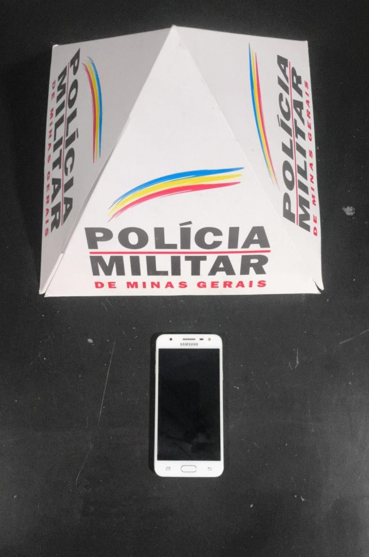NOVA SERRANA/MG – POLÍCIA MILITAR DETÉM HOMEM POR ENVOLVIMENTO COM O TRÁFICO E APREENDE DROGAS, CELULARES E QUANTIA EM DINHEIRO