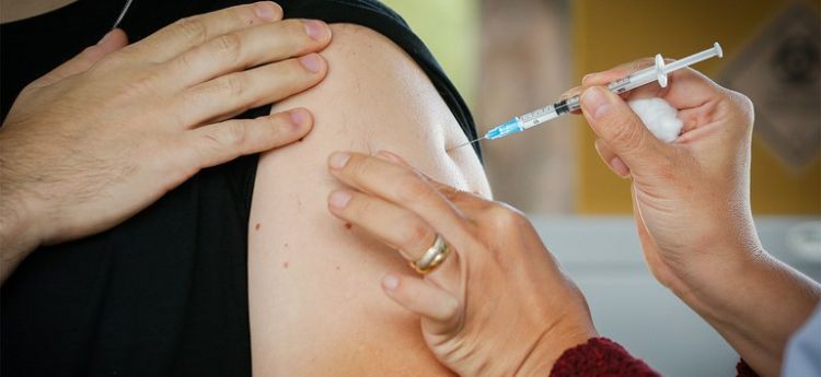 Médicos dizem que mortes por Covid-19 de pessoas vacinadas com as duas doses são raras