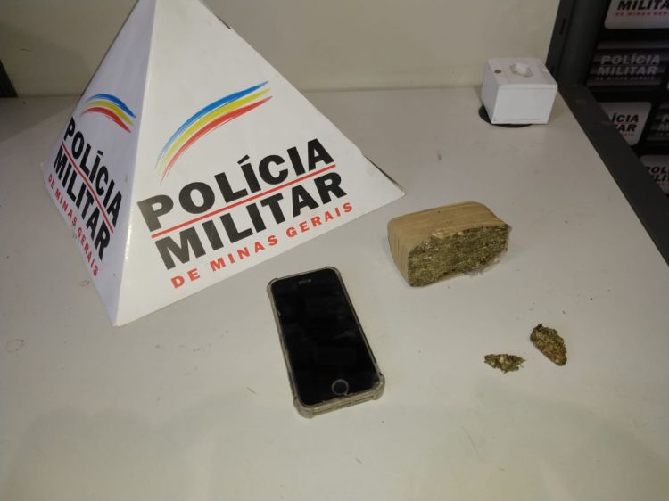 Rapaz é preso com uma barra de maconha e dois pedações da mesma droga em Divinópolis