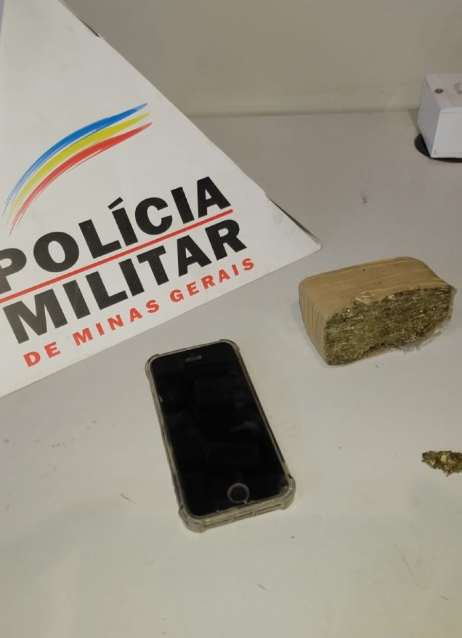 Rapaz é preso com uma barra de maconha e dois pedações da mesma droga em Divinópolis