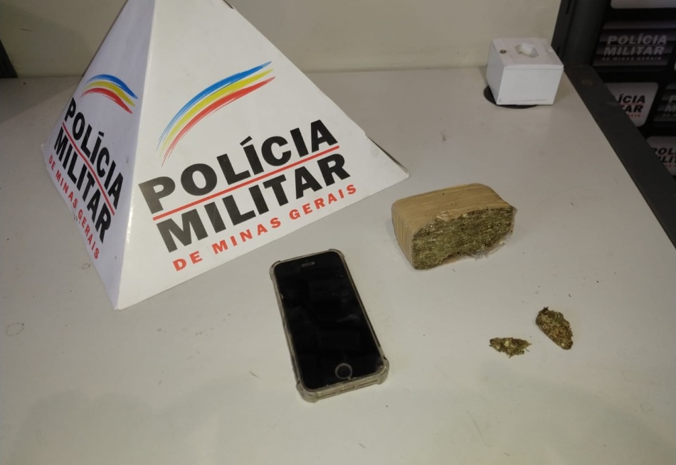 Rapaz é preso com uma barra de maconha e dois pedações da mesma droga em Divinópolis