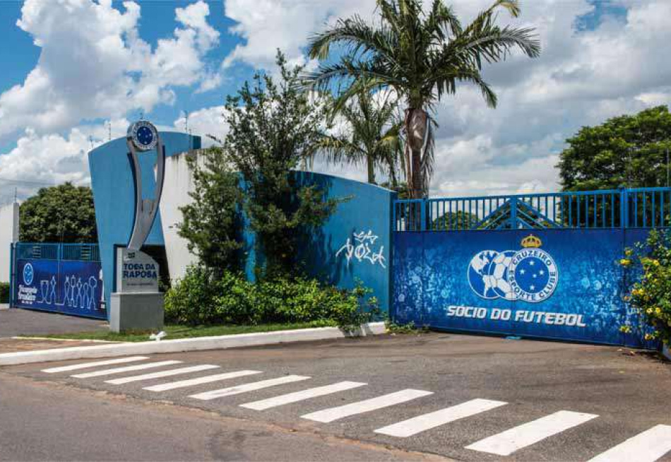 Torcedores invadem a Toca da Raposa II para protestar contra o desempenho do Cruzeiro na Série B do Campeonato Brasileiro