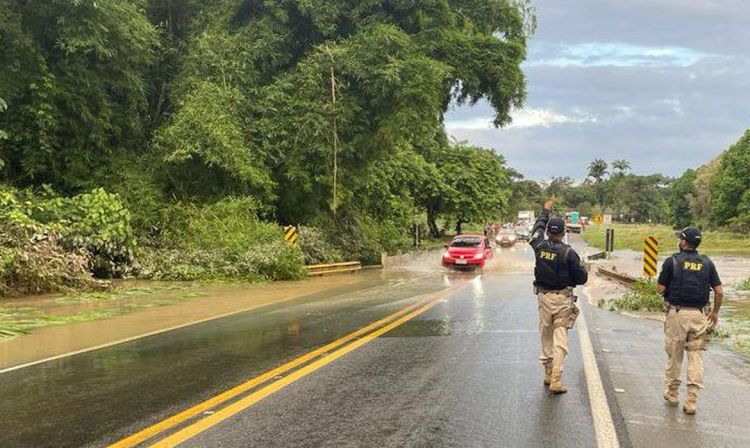 PRF destaca rodovias estaduais interditadas por causa da chuva