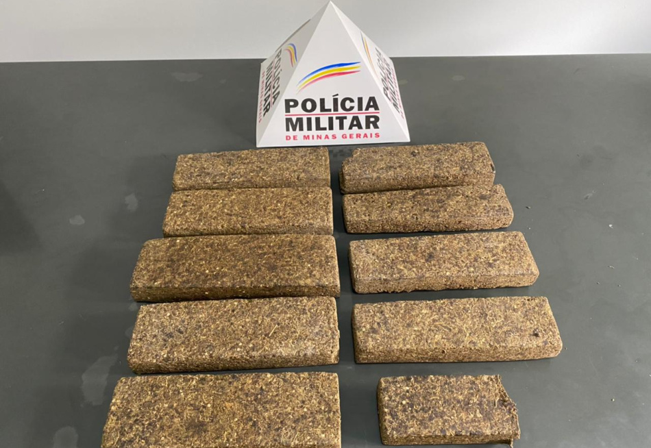 Polícia Militar prende um homem e apreende um adolescente acusados de tráfico de drogas em Papagaios