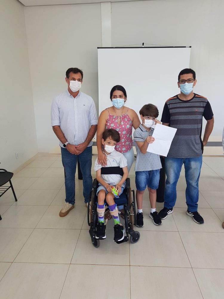 Irmãos gêmeos são as primeiras crianças de Pará de Minas a serem vacinadas contra a Covid-19