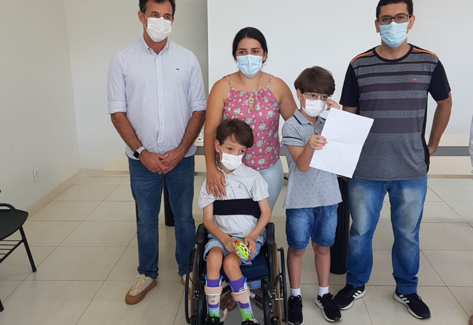 Irmãos gêmeos são as primeiras crianças de Pará de Minas a serem vacinadas contra a Covid-19