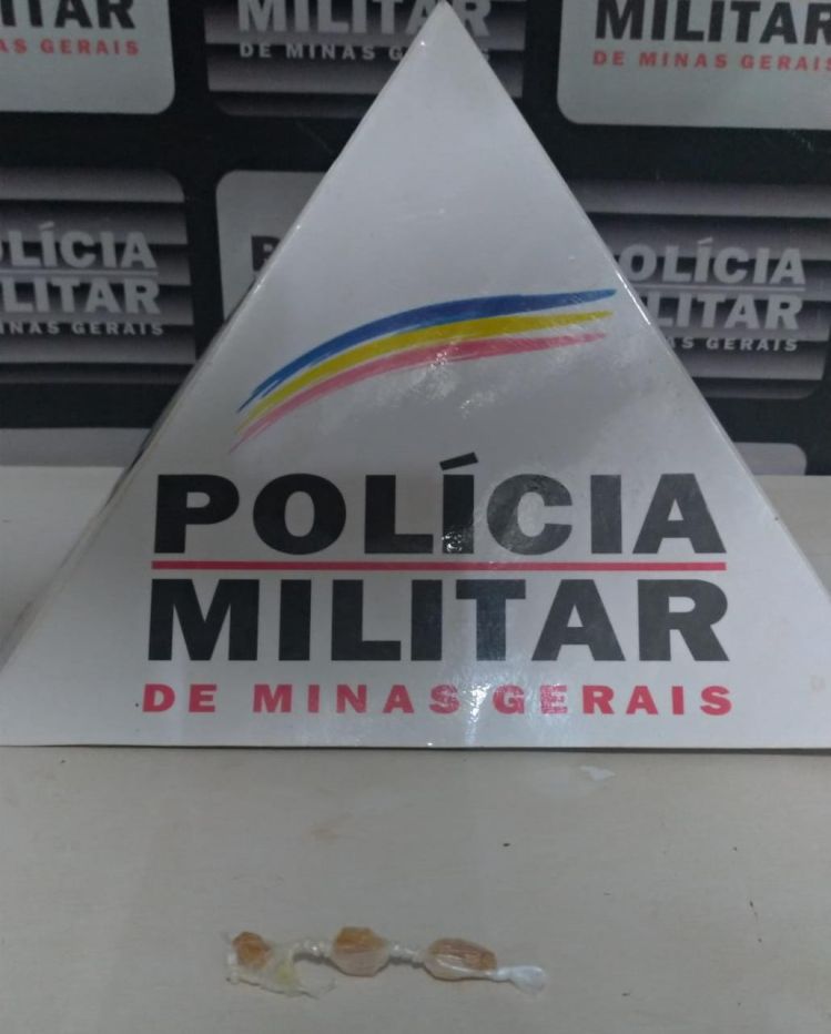 Polícia Militar apreende três pedras de crack em Dores do Indaiá