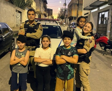 NOVA SERRANA/MG – POLÍCIA MILITAR PROMOVE APROXIMAÇÃO COM CRIANÇAS DA COMUNIDADE