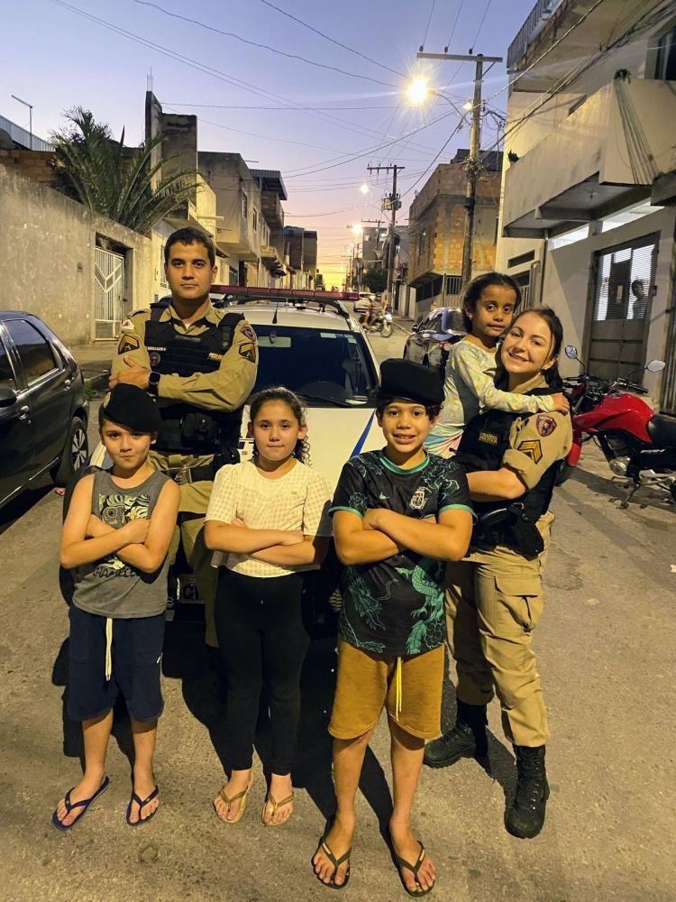 NOVA SERRANA/MG – POLÍCIA MILITAR PROMOVE APROXIMAÇÃO COM CRIANÇAS DA COMUNIDADE
