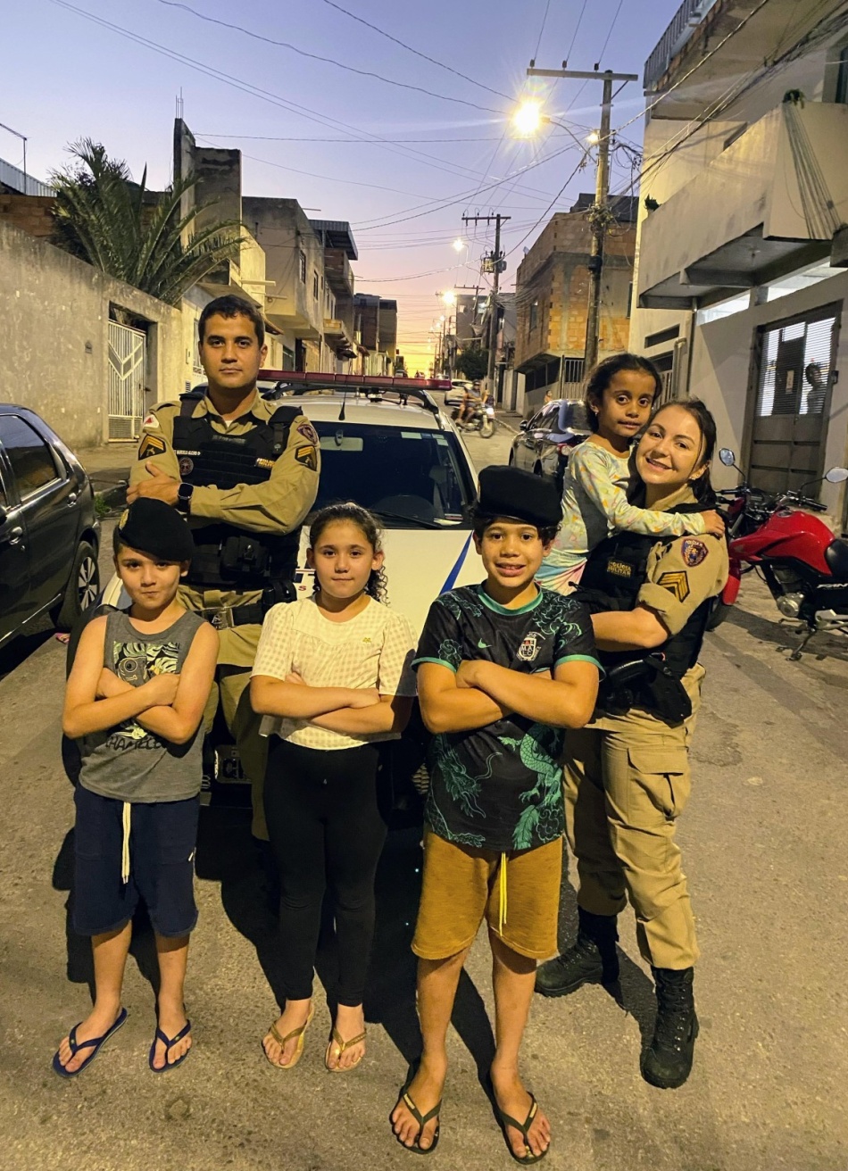 NOVA SERRANA/MG – POLÍCIA MILITAR PROMOVE APROXIMAÇÃO COM CRIANÇAS DA COMUNIDADE
