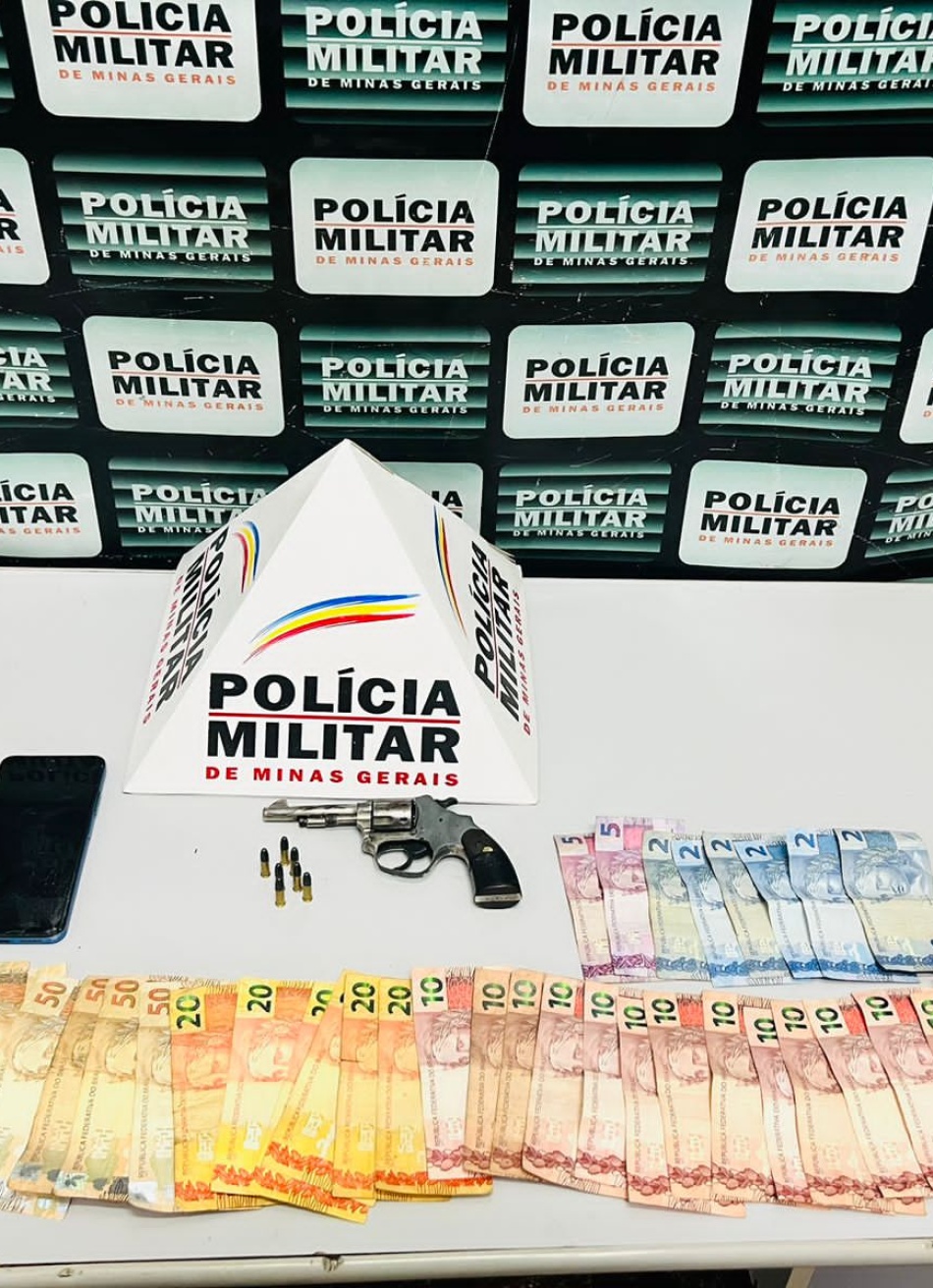 Em rápida ação PM prende suspeitos de cometerem roubo a estabelecimento comercial no bairro Novo Horizonte.