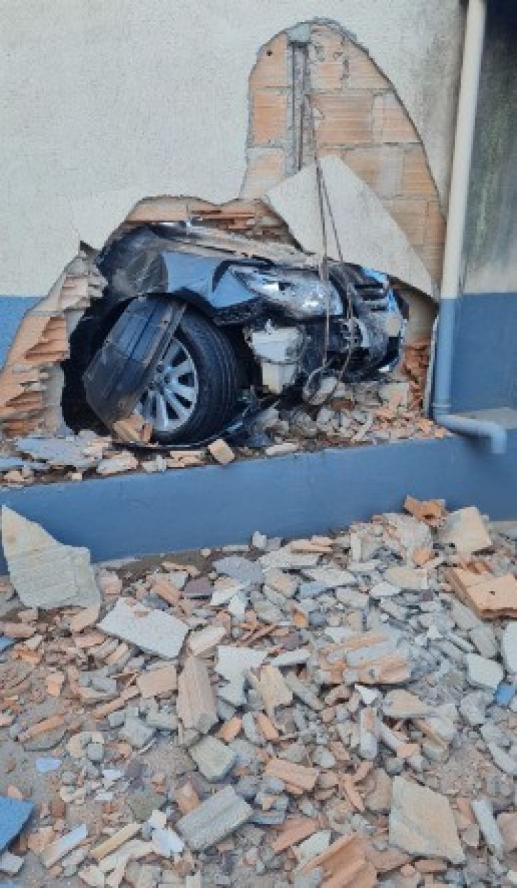 Idosa perde o controle  de veículo ao sair da garagem, e bate em muro do vizinho.